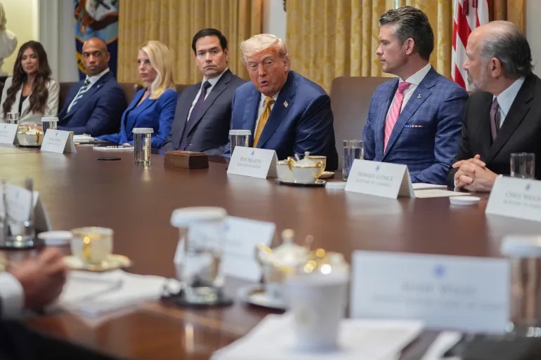 Adalet Bakanlığı'nın Jeffrey Epstein soruşturmasına dair belgeleri açıklamama kararı, Trump yönetimi içinde sert tartışmalara yol açtı.