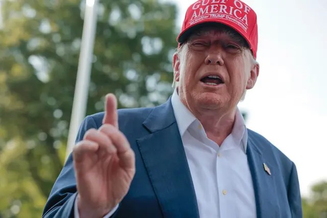 Trump’tan AB’ye gıda tarifesi tehdidi! 1 Avrupa Birliği ile ABD arasında kırılgan seyreden ticaret ilişkileri, Donald Trump’ın yeni gümrük vergisi tehdidiyle yeniden krize sürüklenebilir.