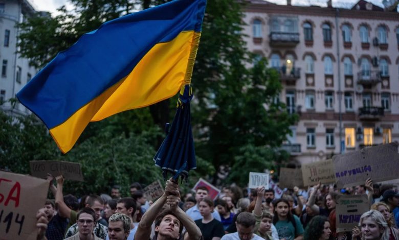 Volodimir Zelenski tepkilerin odağında 3 Volodimir Zelenski’nin NABU ve özel yolsuzluk savcılığına yönelik yetki sınırlarını azaltan yasayı onaylaması, ülke genelinde protestolara yol açtı.