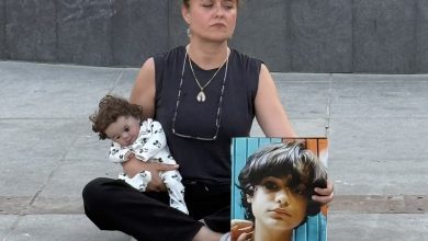 Ahmet Minguzzi’nin annesi Yasemin Minguzzi infaz yasasının yeniden düzenlenmesi için Bakırköy Meydanı'nda oturma eylemi başlattı