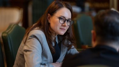 Ukrayna Devlet Başkanı Volodimir Zelenskiy’nin başbakan adayı olarak gösterdiği Yulia Svyrydenko, parlamentodan güvenoyu alarak resmen göreve başladı.