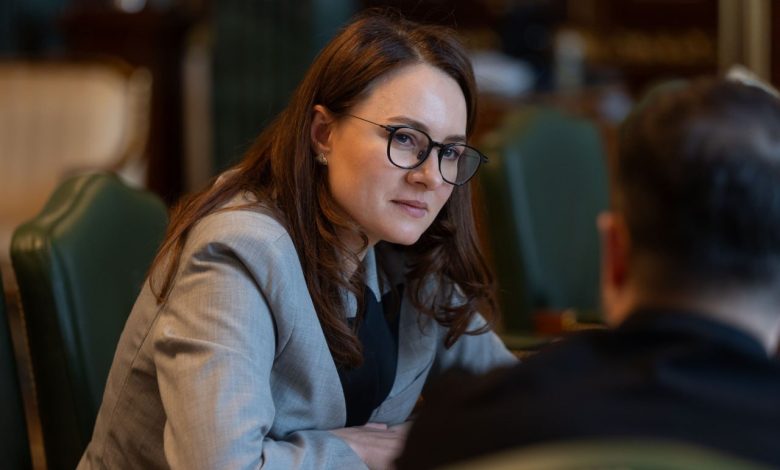 Ukrayna Devlet Başkanı Volodimir Zelenskiy’nin başbakan adayı olarak gösterdiği Yulia Svyrydenko, parlamentodan güvenoyu alarak resmen göreve başladı.