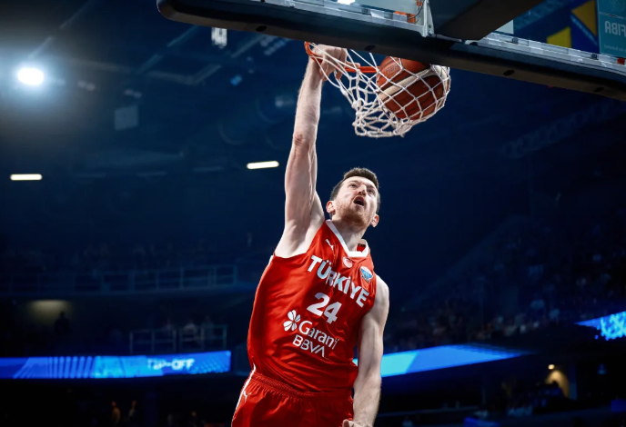 12 Dev Adam tarih yazdı 6 12 Dev Adam, FIBA 2025 Avrupa Şampiyonası A Grubu'ndaki ilk maçında ev sahibi Letonya'yı dağıttı