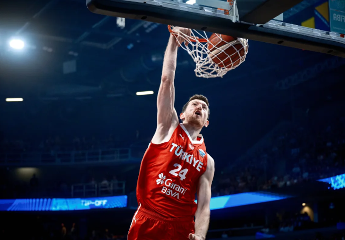 12 Dev Adam tarih yazdı 1 12 Dev Adam, FIBA 2025 Avrupa Şampiyonası A Grubu'ndaki ilk maçında ev sahibi Letonya'yı dağıttı