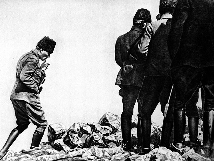 30 Ağustos’un 103. Yılında Büyük Taarruz’un anlamı 1 Büyük Taarruz ve Başkomutanlık Meydan Muharebesi’nin 103. yılında, Türk Tarih Kurumu Başkanı Prof. Dr. Yüksel Özgen, zaferin Türk milleti için anlamını anlattı.
