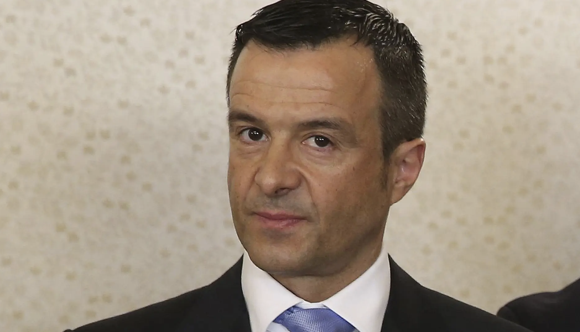 Portekiz Kamu Savcılığı, Jorge Mendes ve eşi Sandra Mendes’i “Operation Fora de Jogo” (Offside Operasyonu) kapsamında öne sürdüğü vergi dolandırıcılığı suçlamasıyla geçtiğimiz aylarda sevk etmişti.