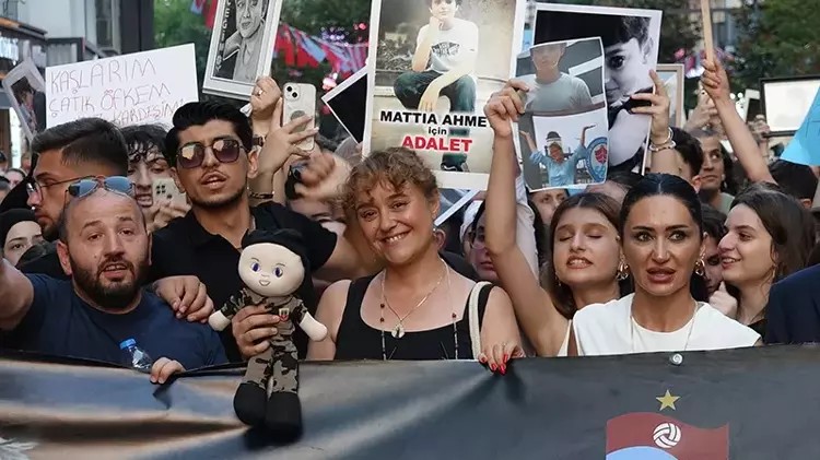 Trabzon Mattia Ahmet Minguzzi için tek yürek oldu 1 İstanbul’da öldürülen 15 yaşındaki Mattia Ahmet Minguzzi için Trabzon’da düzenlenen yürüyüşte yüzlerce kişi adalet talebiyle buluştu