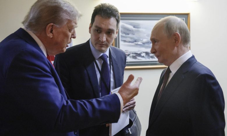 Alaska Zirvesinde Trump’tan sürpriz geri adım 4 Trump, Putin zirvesinde Ukrayna için öncelikle ateşkes talep ederken, görüşme sonrası kalıcı barış anlaşmasını tek çözüm olarak ilan etti.