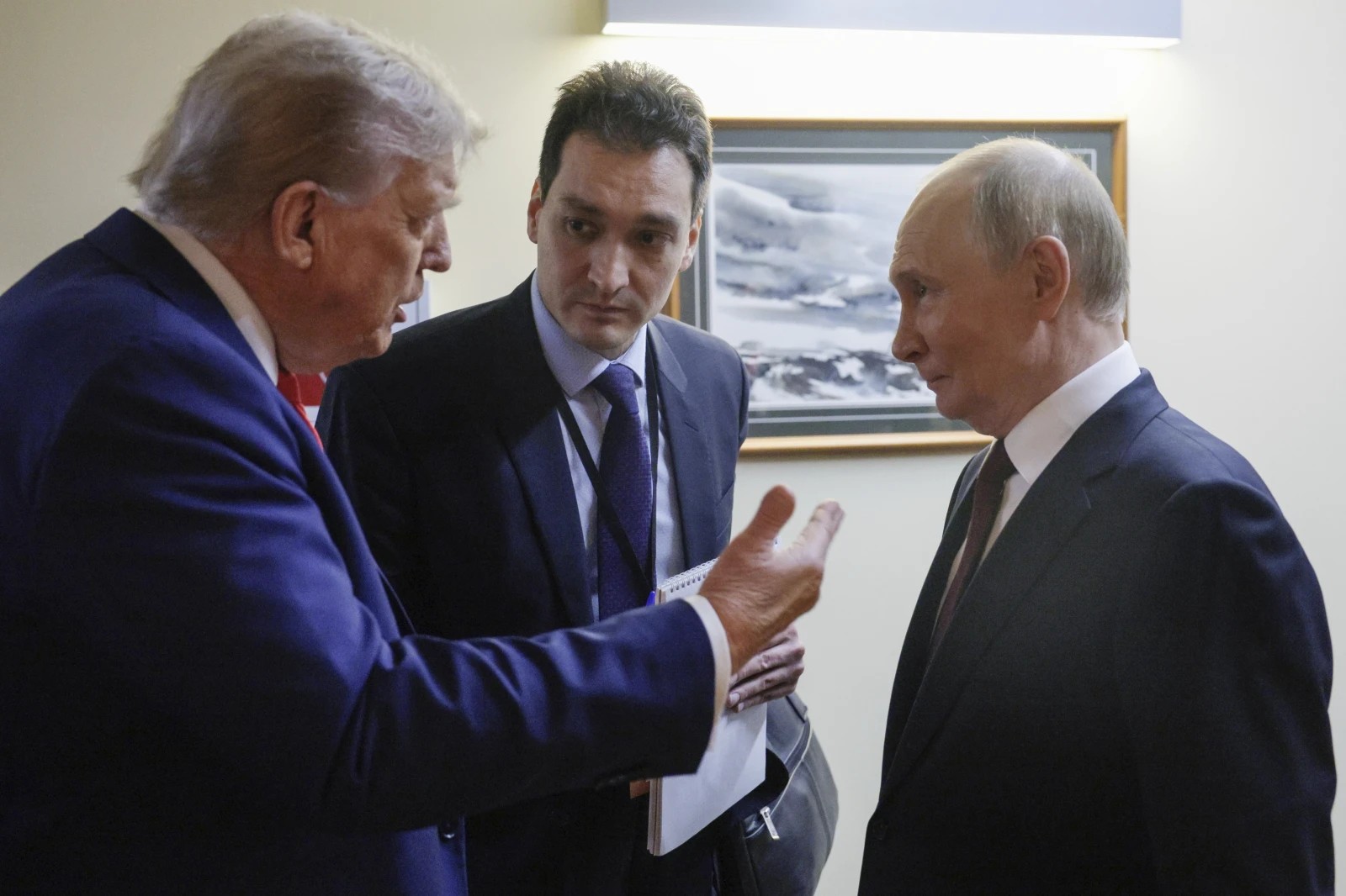 Trump, Putin zirvesinde Ukrayna için öncelikle ateşkes talep ederken, görüşme sonrası kalıcı barış anlaşmasını tek çözüm olarak ilan etti.
