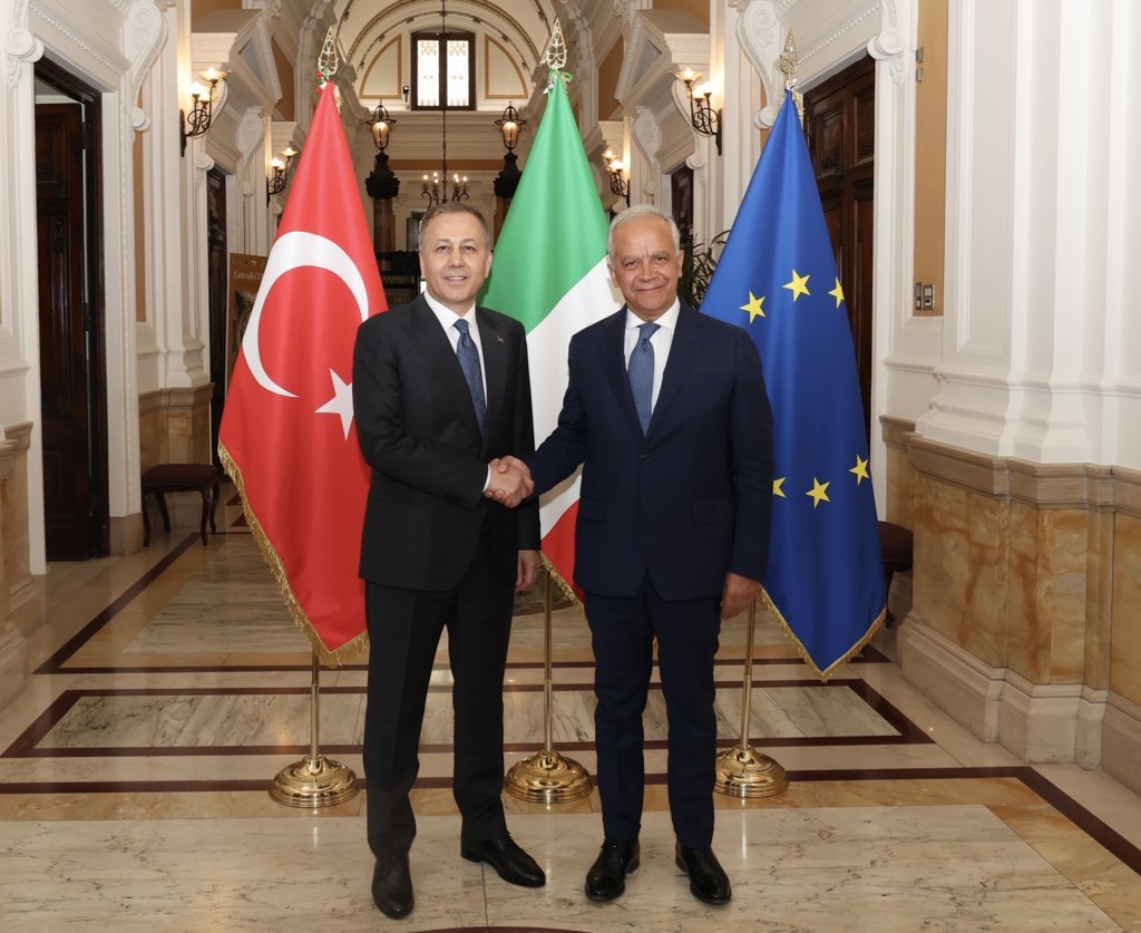 Bakan Ali Yerlikaya, İtalya İçişleri Bakanı ile görüştü 1 İçişleri Bakanı Ali Yerlikaya, Roma'da İtalya İçişleri Bakanı Matteo Piantedosi ile bir araya geldi