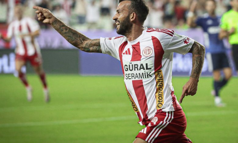 Süper Lig'de Emre Belözoğlu yönetimindeki Antalyaspor, Kasımpaşa'yı 2-1 yenerek sezona galibiyetle start verdi