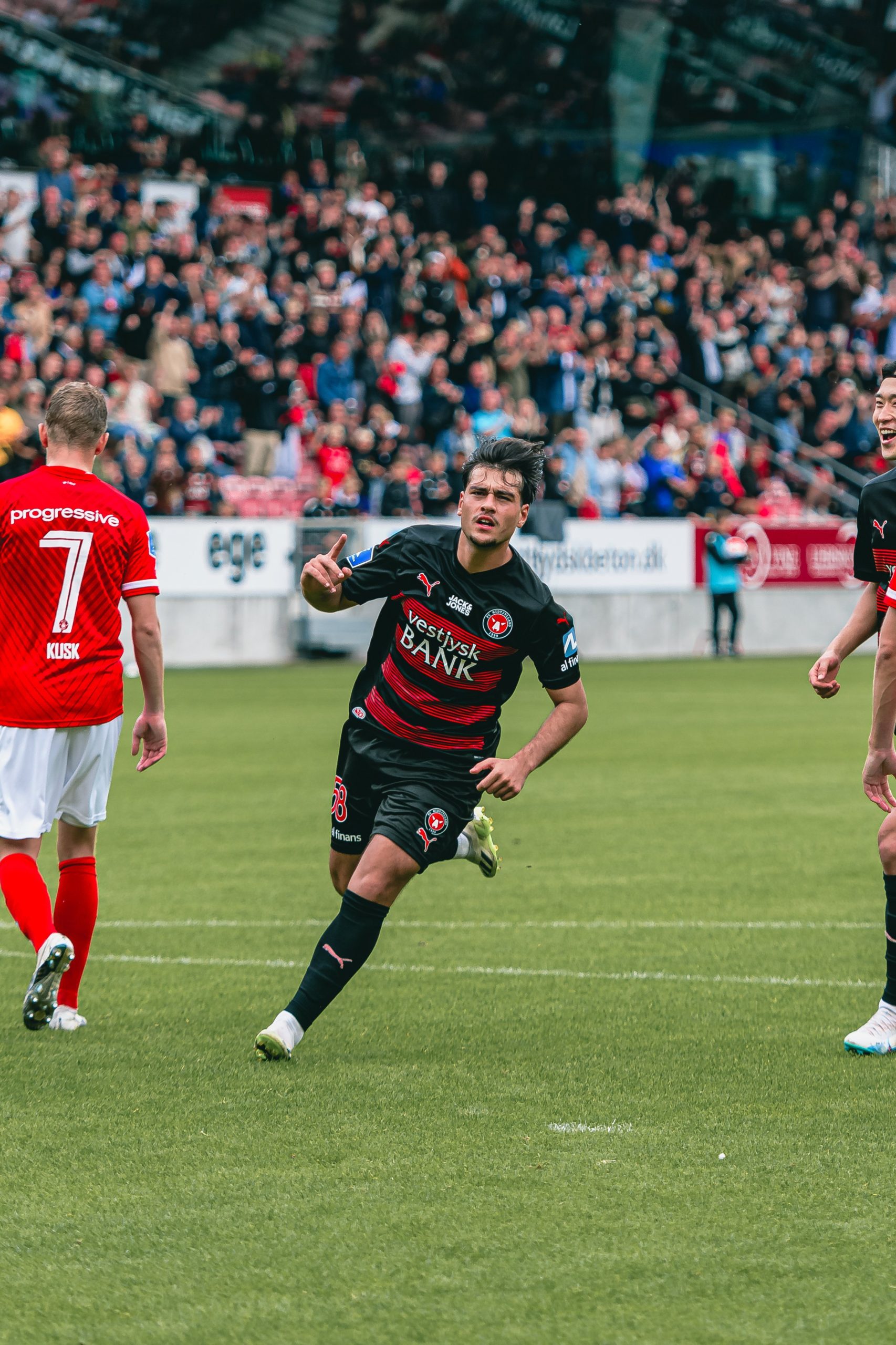 Aral Şimşir, Danimarka'yı sallıyor 1 Danimarka Ligi'nde Midtjylland forması giyen Aral Şimşir, ilk 11 karşılaşmada 3 gol, 5 asistlik performansıyla dikkat çekiyor