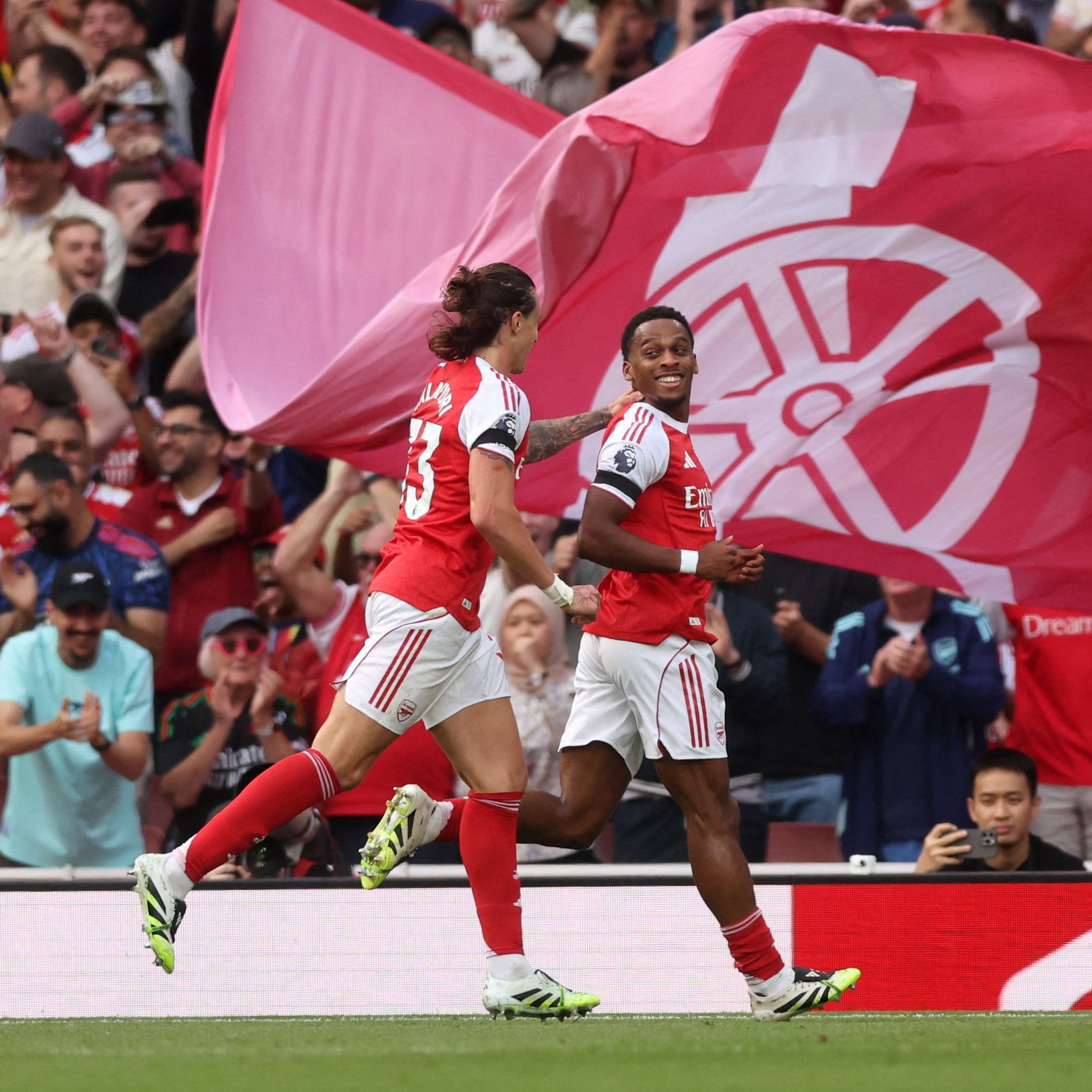 Arsenal çok rahat: 5-0 1 İngiltere Premier Lig'de Manchester United deplasmanında 1-0 kazanan Arsenal, Leeds United'ı da 5-0 mağlup etti
