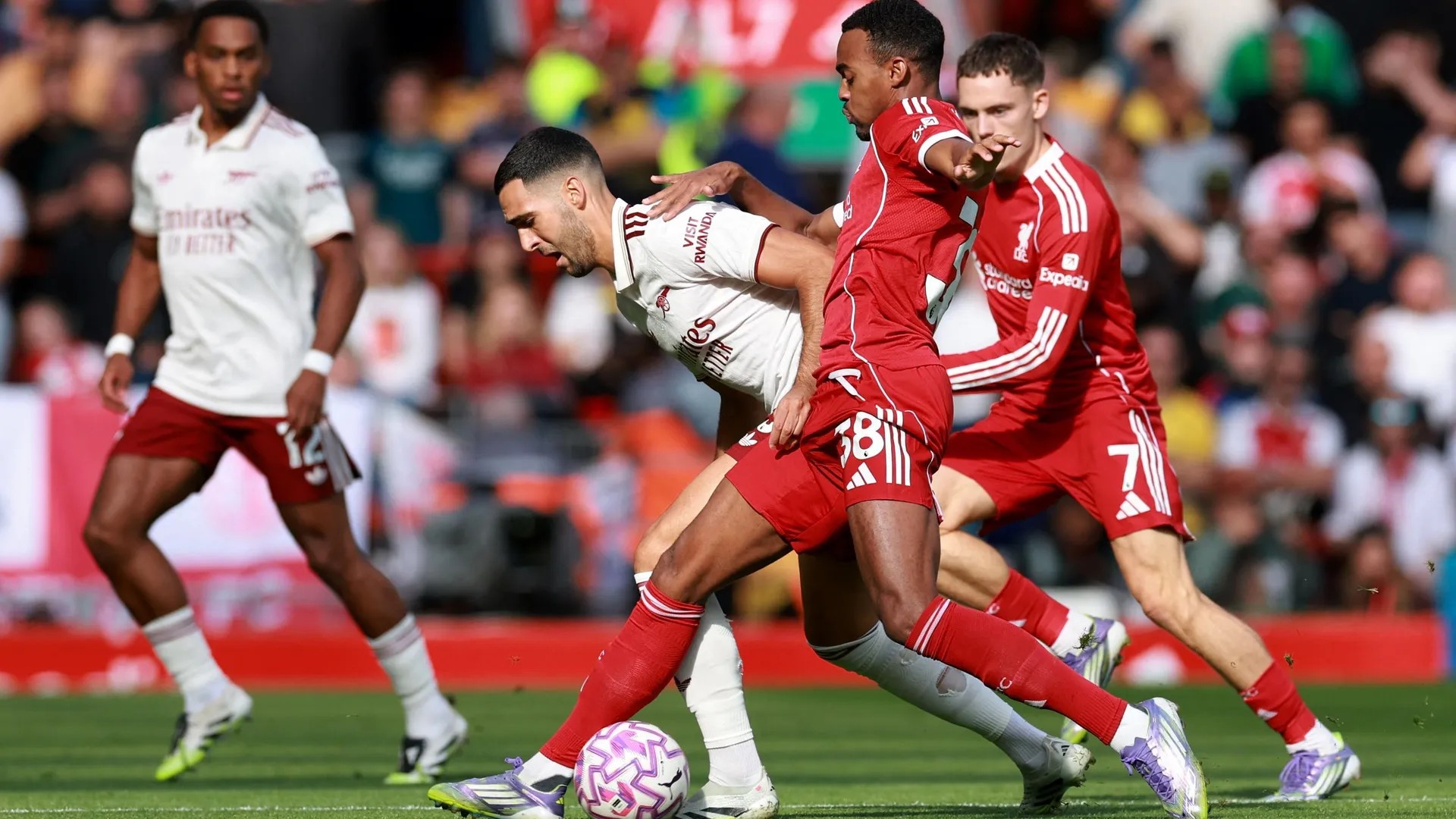 Liverpool son anlarda güldü 1 Galatasaray'ın Şampiyonlar Ligi'ndeki rakiplerinden Liverpool, İngiltere Premier Lig'de kendi sahasında Arsenal'ı 1-0 mağlup etti