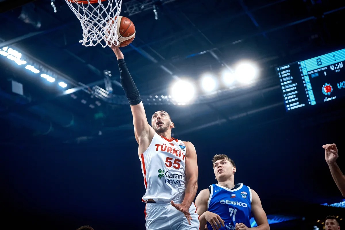 12 Dev Adam şov yapıyor 1 12 Dev Adam, Avrupa Basketbol Şampiyonası'nda Letonya'nın ardından Çekya'yı da yenerek A Grubu'nda ikide iki yaptı