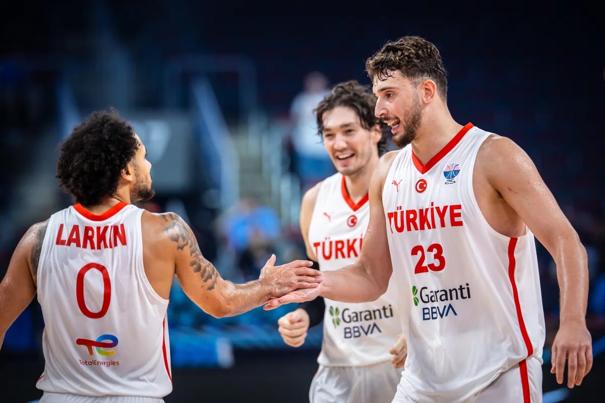 12 Dev Adam rakip tanımıyor 1 12 Dev Adam, Avrupa Basketbol Şampiyonası'nda Portekiz karşısında adeta şov yaparak üçüncü maçını da kazanmayı bildi