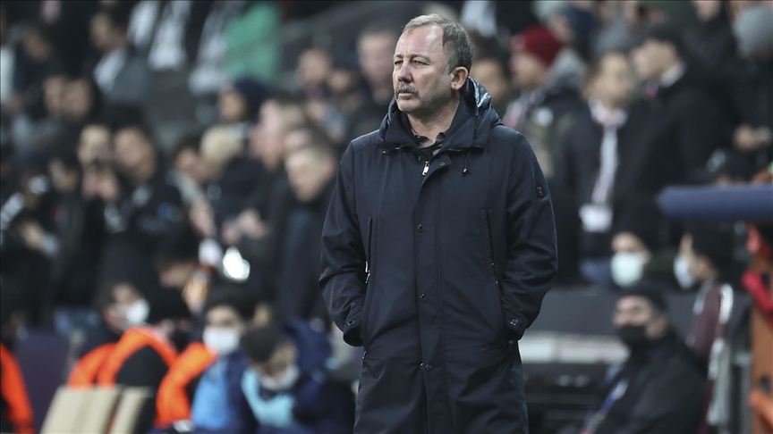 Beşiktaş’ta Sergen Yalçın dönemi yeniden başladı 1 Beşiktaş, Ole Gunnar Solskjaer’den boşalan teknik direktörlük görevine kulübün efsane ismi Sergen Yalçın’ı getirdi.