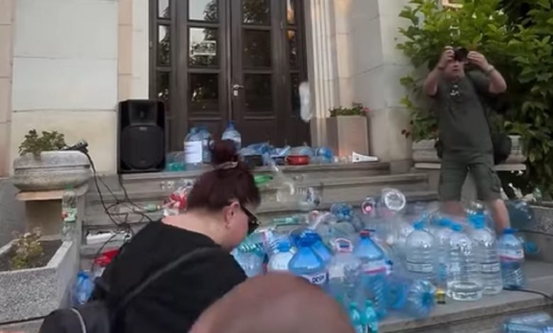 Bulgaristan'da su krizi! Plevneli vatandaşlar isyan etti 11 Bulgaristan'ın Plevne kentinde devam eden su sıkıntısı nedeniyle vatandaşlar sokağa çıktı.