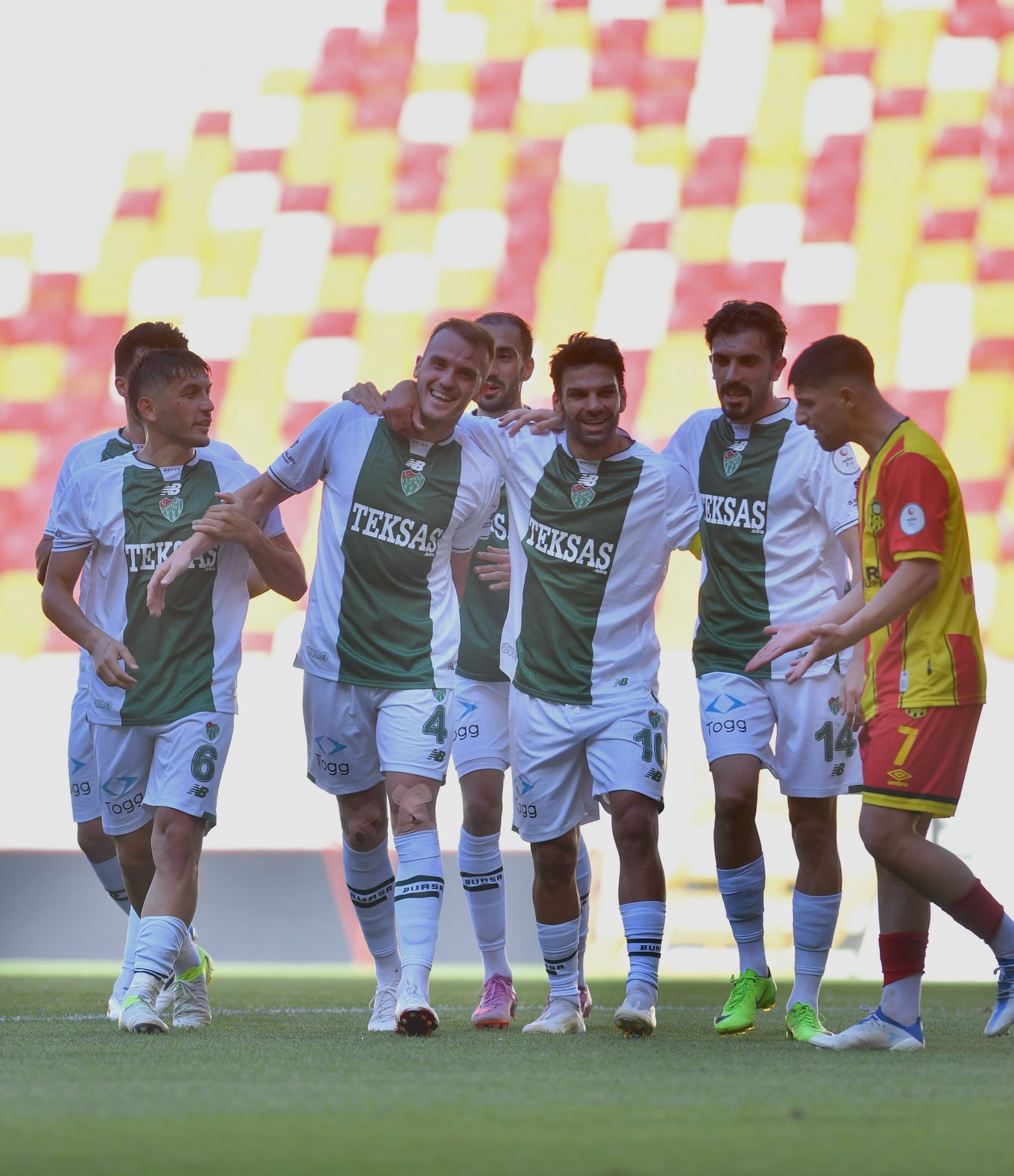 Bursaspor, TFF 2. Lig Kırmızı-Grup'taki ilk maçında Yeni Malatyaspor deplasmanında 8-0 galip geldi