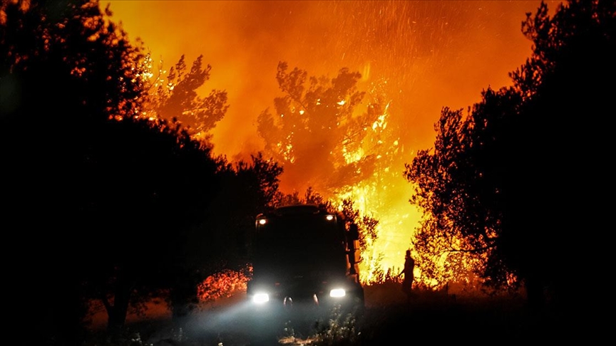 Çanakkale’de orman yangını: 2 bin 90 kişi tahliye edildi 1 Çanakkale Kepez beldesinde tarım arazisinde başlayan ve ormanlık alana sıçrayan yangına havadan ve karadan müdahale sürüyor.
