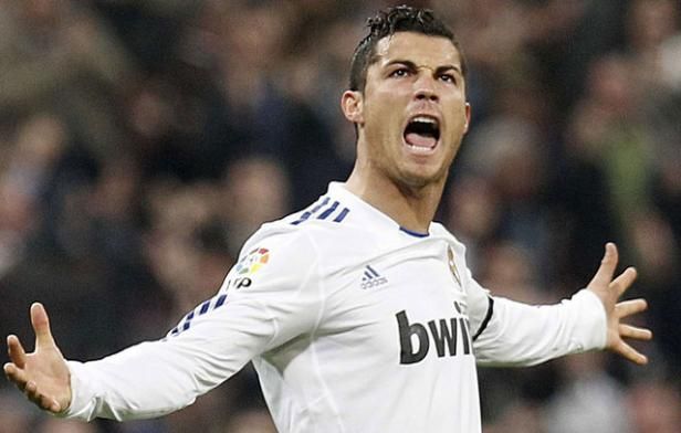 Real Madrid Cristiano Ronaldo'nun, Berlusconi'nin beraber olduğu kadınla yattığı iddialarını yalanladı 1 Faslı genç kadın, Milano'daki bir otelde kendisiyle bir gece geçirdikten sonra Cristiano Ronaldo'nun kendisine 4 bin avro verdiğini iddia ediyor.