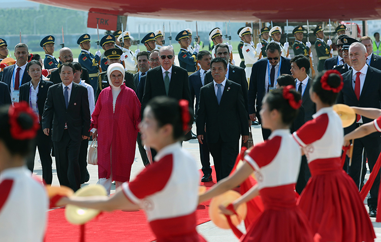 Cumhurbaşkanı Erdoğan, Şanghay İşbirliği Örgütü Zirvesi için Çin’de 1 Cumhurbaşkanı Recep Tayyip Erdoğan, Şanghay İşbirliği Örgütü’nün 25. Devlet Başkanları Konseyi Zirvesi’ne katılmak üzere Çin’in Tiencin kentine gitti.