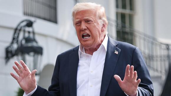 “Donald Trump Öldü” iddiası sosyal medyada gündem oldu 1 Hafta sonu X ve TikTok’ta hızla yayılan “Donald Trump öldü” paylaşımları kafa karışıklığı yarattı. Peki iddiaların arkasında ne var, gerçeği yansıtıyor mu?