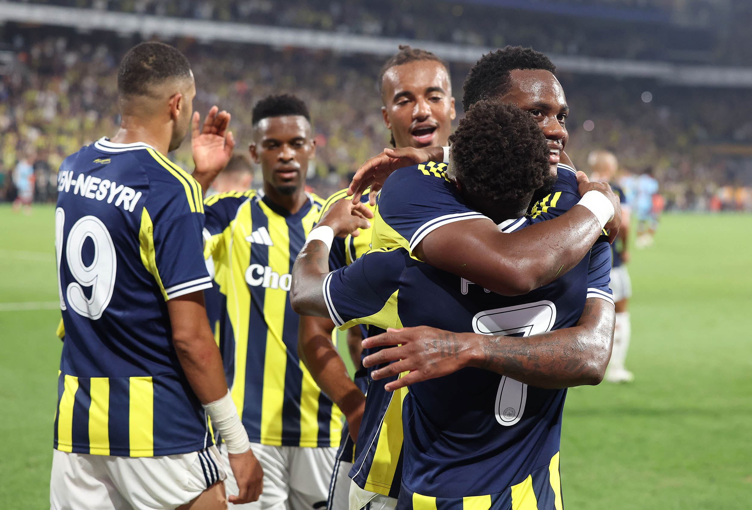 Fenerbahçe’den Feyenoord’a gol şov 1 UEFA Şampiyonlar Ligi 3. eleme turu rövanşında Kadıköy’de Hollanda ekibi Feyenoord’u 5-2 mağlup eden Fenerbahçe, adını play-off turuna yazdırdı.