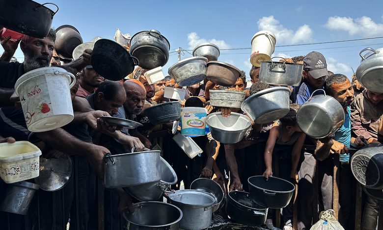 İsrail’in saldırıları ve uyguladığı abluka nedeniyle Gazze’de insani felaket büyüyor. Son 24 saatte 7 kişi açlıktan, 88 kişi ise bombardımanlarda yaşamını yitirdi.