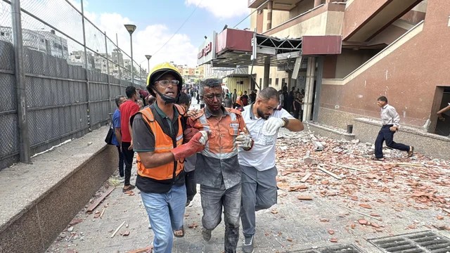 Gazze’deki hastane saldırısında 4 gazeteci hayatını kaybetti 1 Gazze’de savaşın en ağır darbeyi vurduğu alanlardan biri yine basın dünyası oldu. Son saldırıda dört gazeteci hayatını kaybetti.