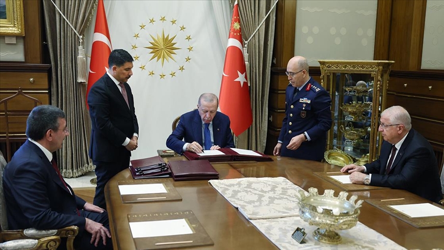 Genelkurmay Başkanı emekli oldu 1 Yüksek Askeri Şura toplantısında Genelkurmay Başkanı Metin Gürak emekliliğe sevk edildi. Yerine Orgeneral Selçuk Bayraktaroğlu atandı