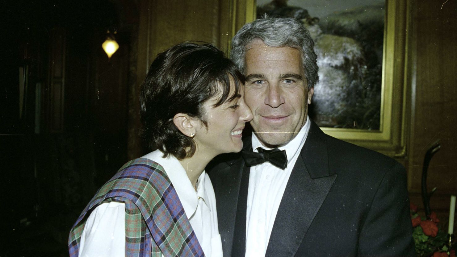 Ghislaine Maxwell: Epstein’in gizli bir liste tutmadığını söyleyebilirim 1 Jeffrey Epstein’in suç ortaklarından Ghislaine Maxwell, yıllardır gündemde olan “müşteri listesi” iddialarını reddetti.