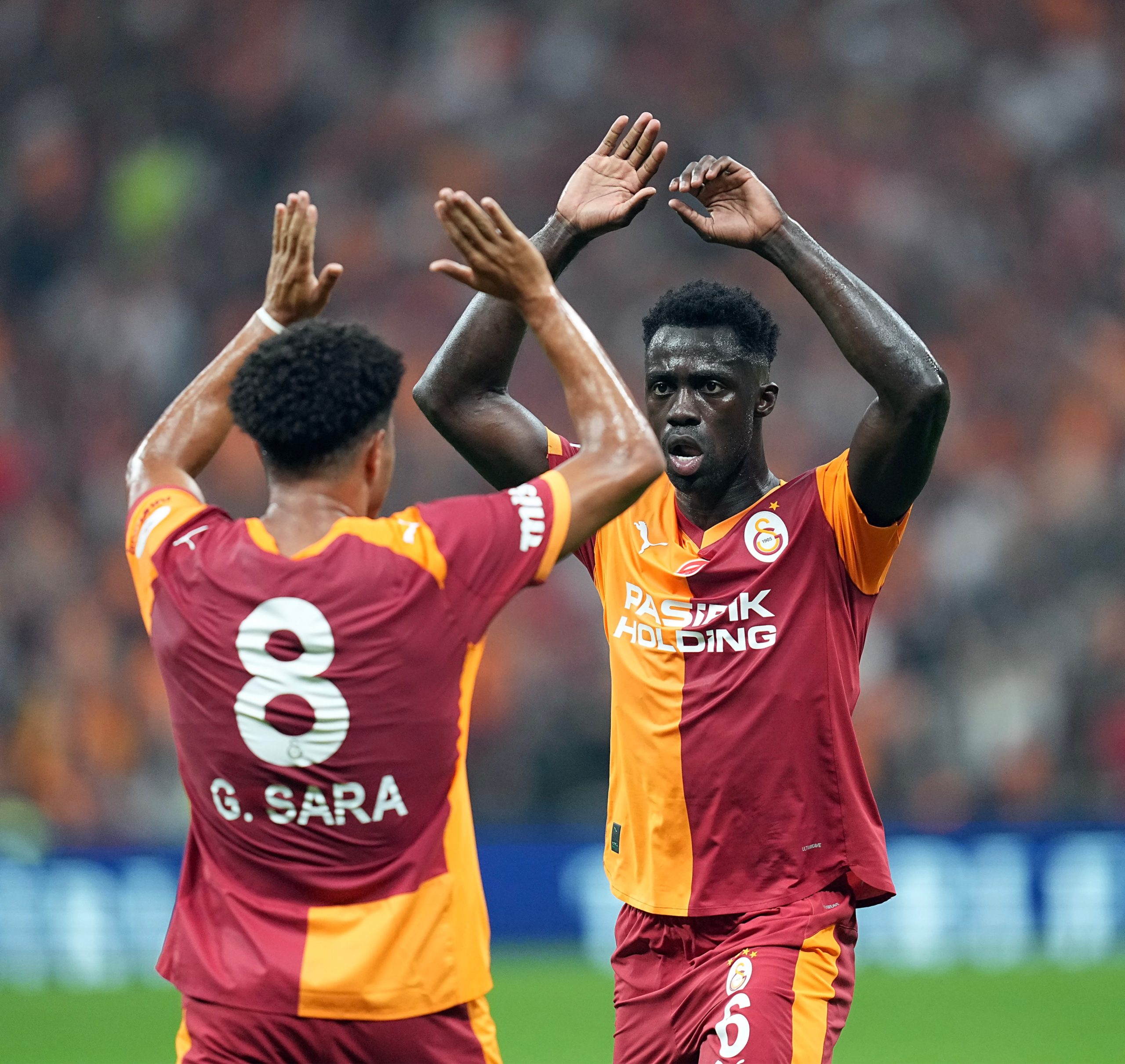 Galatasaray açtı arayı gidiyor 1 Galatasaray, Çaykur Rizespor'u 3-1 yenerek ligde dörtte dört yaptı. Davinson Sanchez, sarı-kırmızılıların 4 bininci golünü attı
