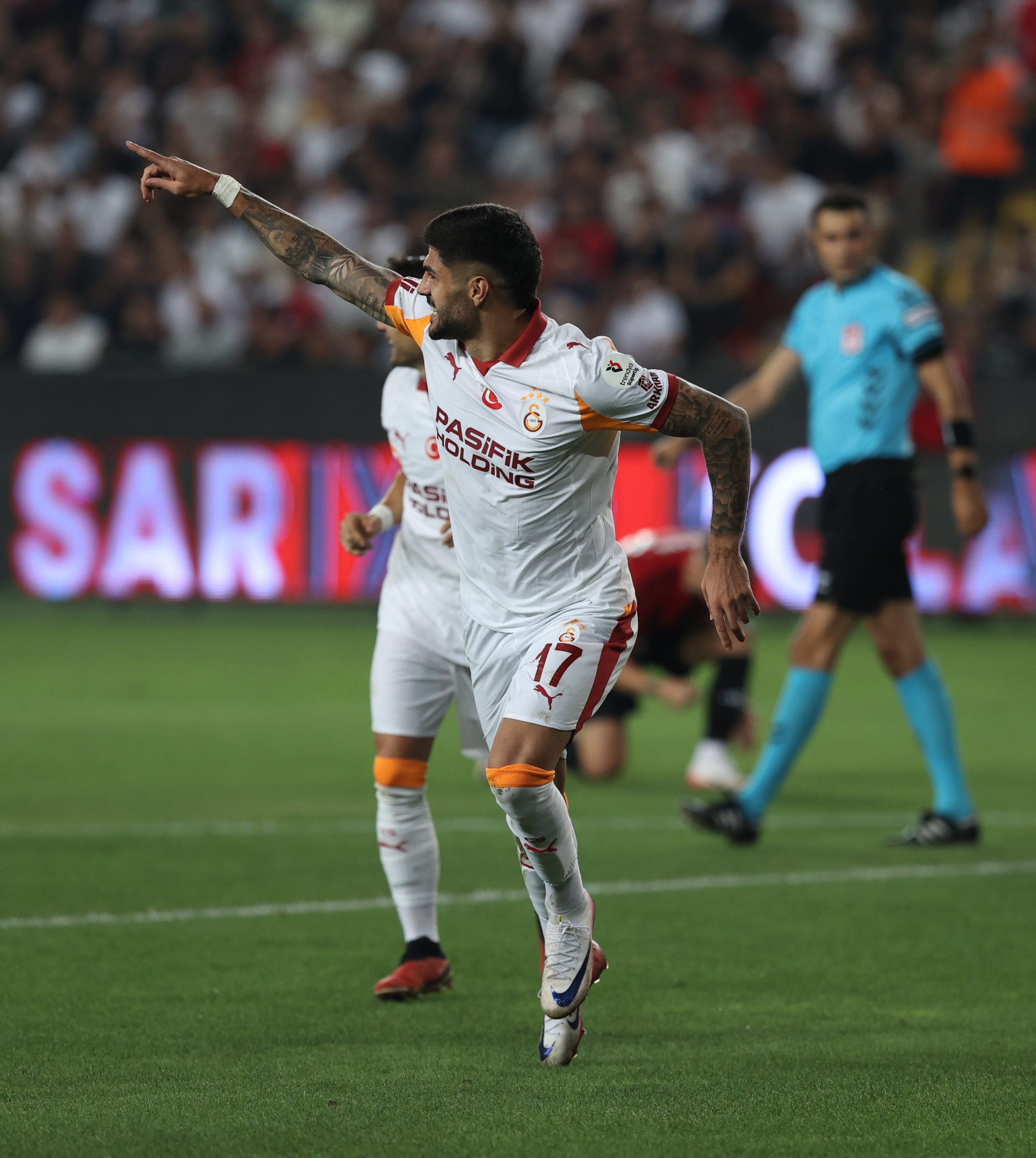 Süper Lig'de son 3 sezonun şampiyonu Galatasaray, ilk hafta mücadelesinde Gaziantep FK deplasmanında rahat kazandı