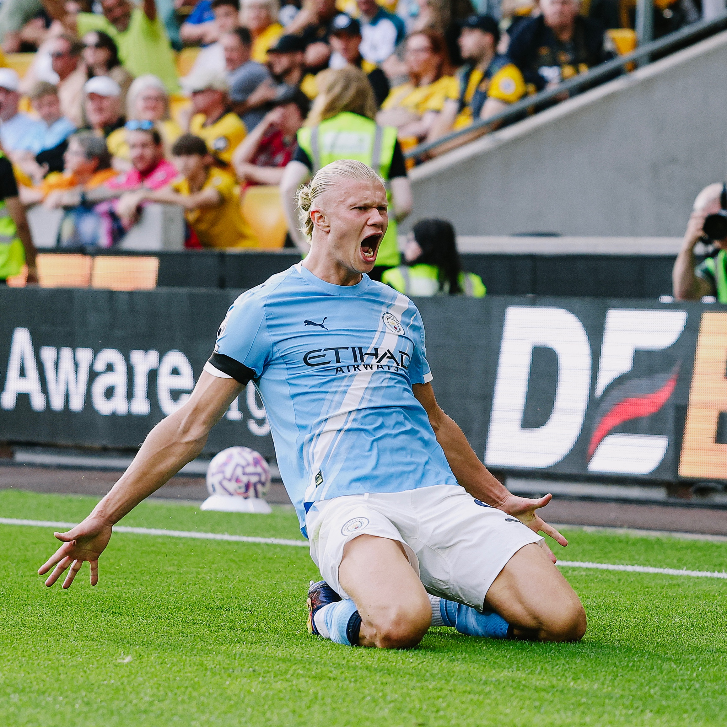 Manchester City, geçen sezon üçüncü bitirdiği İngiltere Premier Lig'de yeni sezona Wolverhampton deplasmanında 4-0'lık galibiyetle başladı