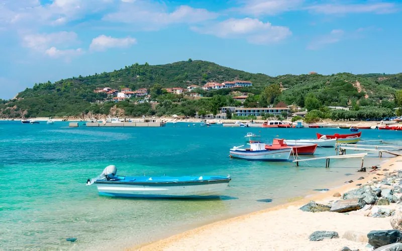 Halkidiki’de ev sahibi olmanın tam zamanı: Yatırımcılar için çifte kazanç 1 Berrak denizi, ödüllü plajları ve doğal güzellikleriyle bilinen Halkidiki, son yıllarda uluslararası yatırımcıların ilgi odağı haline geldi.