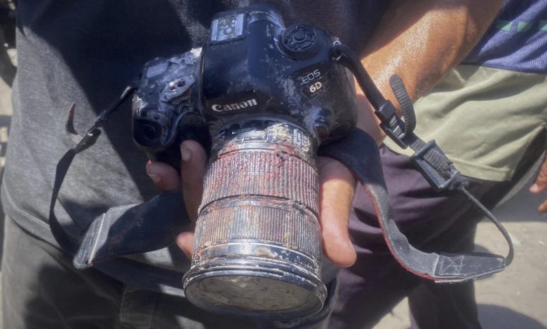 İsrail'in Nasser Hastanesi’ne düzenlenen iki ayrı saldırıda aralarında gazeteciler ve sağlık çalışanlarının da bulunduğu en az 20 kişi yaşamını yitirdi.