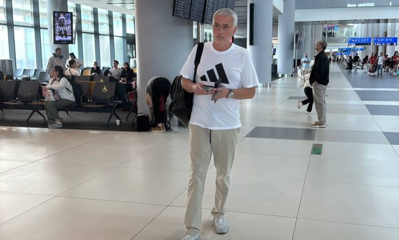 Fenerbahçe’den ayrılan Jose Mourinho, sabah saatlerinde İstanbul Havalimanı’ndan Portekiz’e doğru yola çıktı.