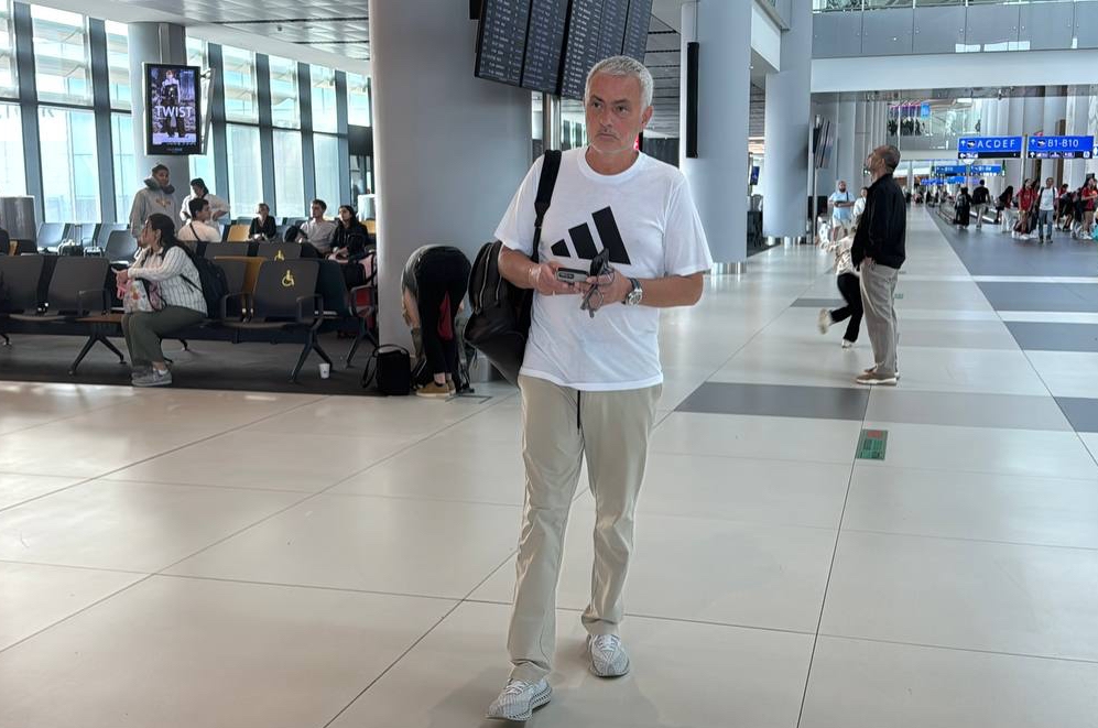 Jose Mourinho, İstanbul’dan ayrıldı 1 Fenerbahçe’den ayrılan Jose Mourinho, sabah saatlerinde İstanbul Havalimanı’ndan Portekiz’e doğru yola çıktı.