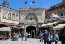 Kapalıçarşı’da 23 iş yerine düzenlenen baskınlarda 40 şüpheli gözaltına alındı. Operasyonda tarihi eserler de bulundu.