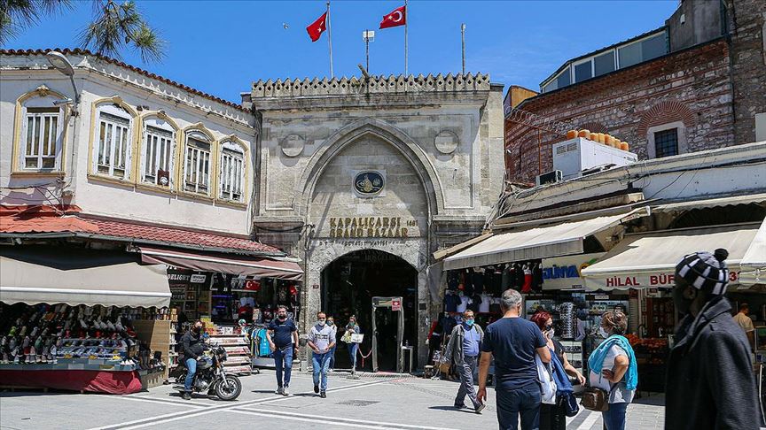 Kapalıçarşı’da kaçak pırlanta operasyonu 1 Kapalıçarşı’da 23 iş yerine düzenlenen baskınlarda 40 şüpheli gözaltına alındı. Operasyonda tarihi eserler de bulundu.