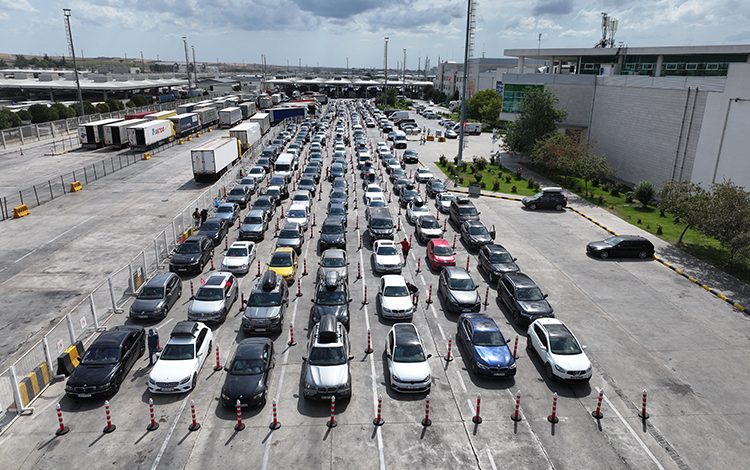 Kapıkule'de dönüş yoğunluğu 6 Tatilini Türkiye’de geçiren gurbetçiler, memleketlerinden ayrılarak Avrupa’ya dönüş yoluna geçti.