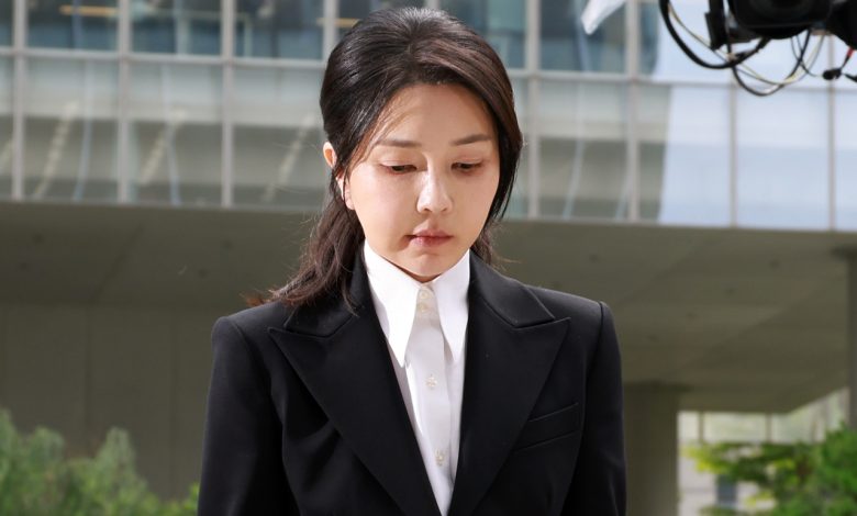 Eski Güney Kore First Lady’si Kim Keon Hee tutuklandı 20 Güney Kore, Eski Devlet Başkanı Yoon Suk Yeol’un eşi First Lady Kim Keon Hee’nin tutuklanmasıyla çalkalanıyor.