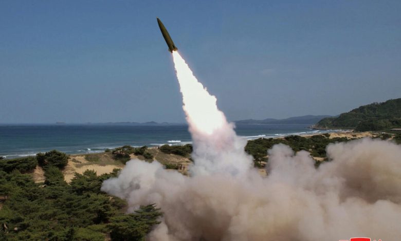 Kuzey Kore, Kim Jong-Un’un denetiminde iki yeni hava savunma füzesini test ettiğini duyurdu.