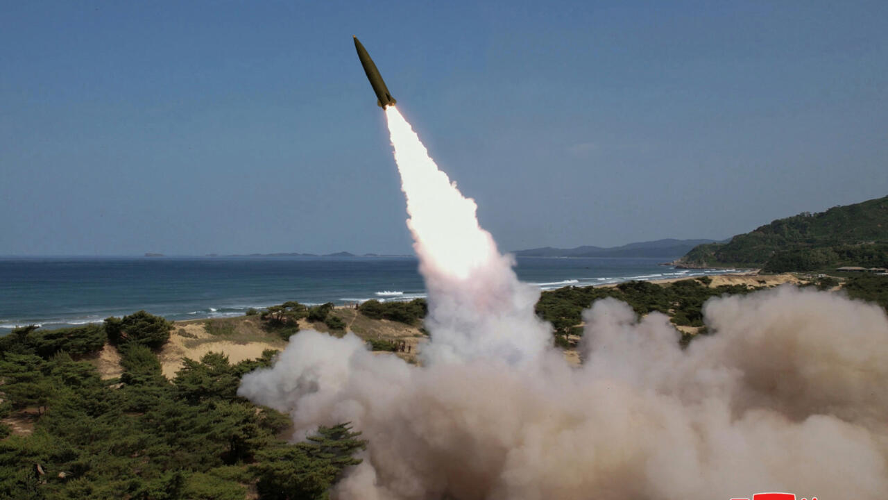 Kuzey Kore’den ABD ve Güney Kore’ye gözdağı 1 Kuzey Kore, Kim Jong-Un’un denetiminde iki yeni hava savunma füzesini test ettiğini duyurdu.