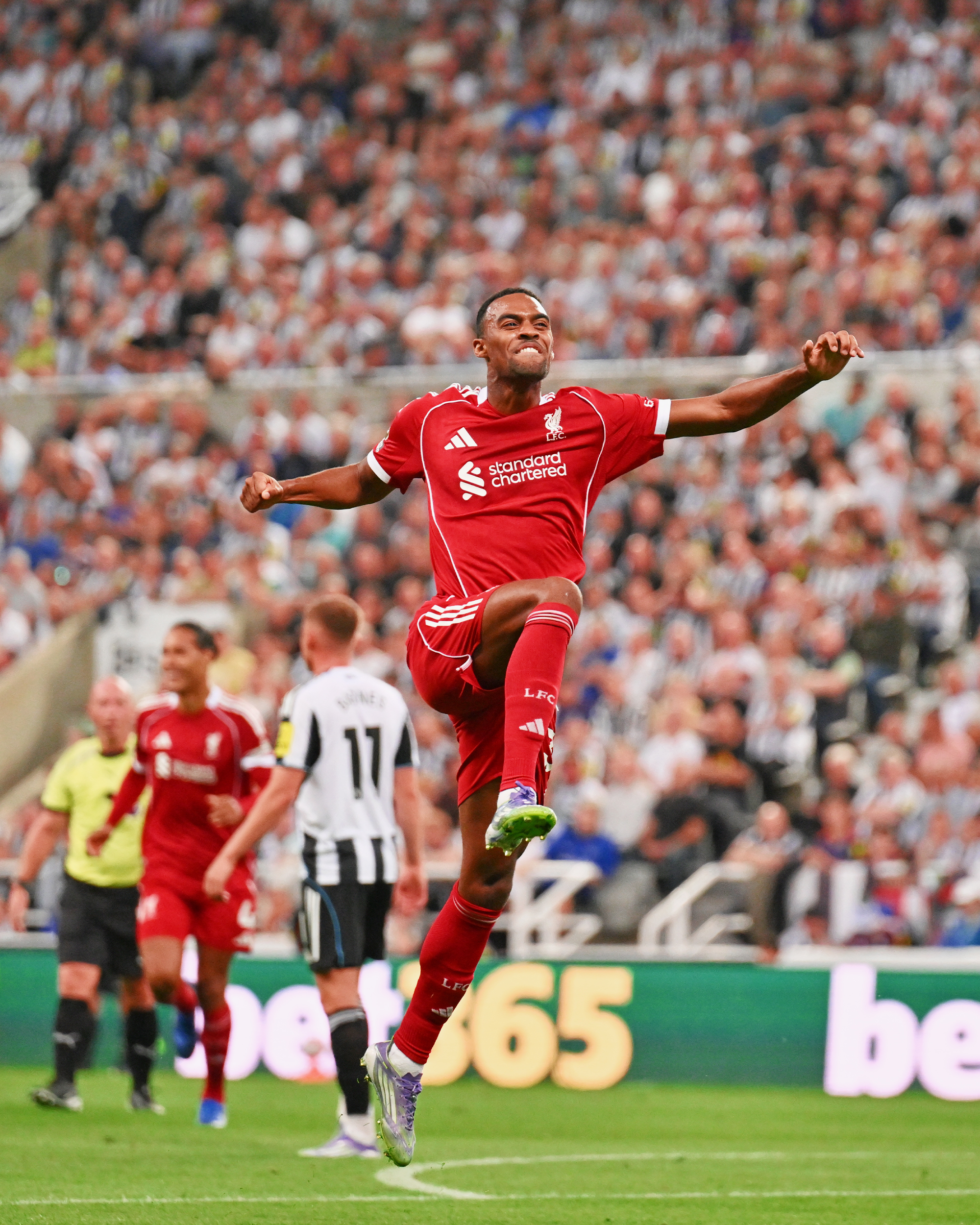 İngiltere Premier Lig'de son şampiyon Liverpool, 2-0 öne geçtiği Newcastle United deplasmanında 3-2'lik galibiyete 90+10'da ulaştı