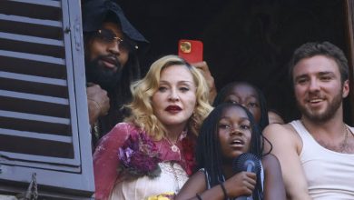 Pop müziğin efsane ismi Madonna, uzun zamandır hayalini kurduğu Palio di Siena at yarışını doğum gününde izledi.