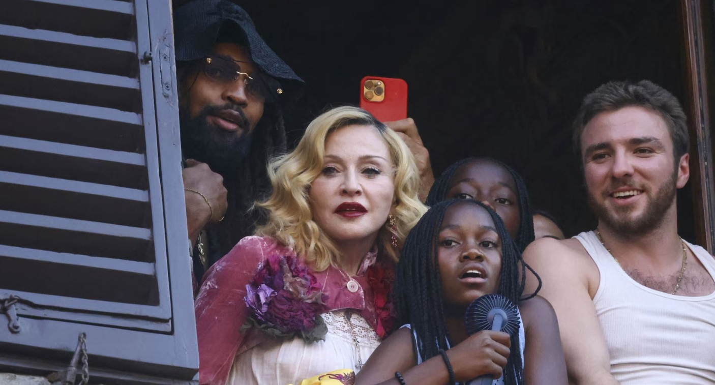 Madonna 67. yaşını Siena’da kutladı! 1 Pop müziğin efsane ismi Madonna, uzun zamandır hayalini kurduğu Palio di Siena at yarışını doğum gününde izledi.
