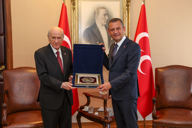 Özgür Özel’den Bahçeli’nin açıklamasına cevap 1 CHP Genel Başkanı Özgür Özel, MHP lideri Devlet Bahçeli’nin yargıya ilişkin açıklamalarına olumlu yaklaştığını belirtti.