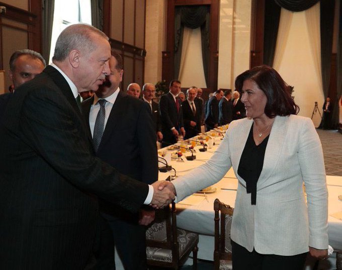 Özlem Çerçioğlu, AKP'ye mi geçiyor? 1 Özlem Çerçioğlu'nun 2009'dan bu yana Aydın Büyükşehir Belediye Başkanı olduğu, iki dönem de milletvekilliğini yaptığı CHP'den istifa ederek AKP'ye geçeceği öne sürülüyor